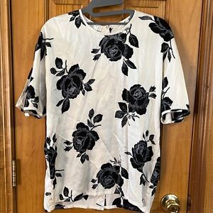 Womens ESCADA top
Size 40 (runs small)
Preowned. 
buttons up back